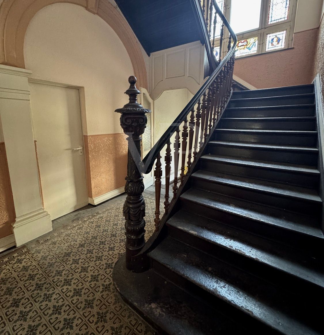 Elegante Villa mit zeitlosem Charme und großzügigem Garten/Parkplatz