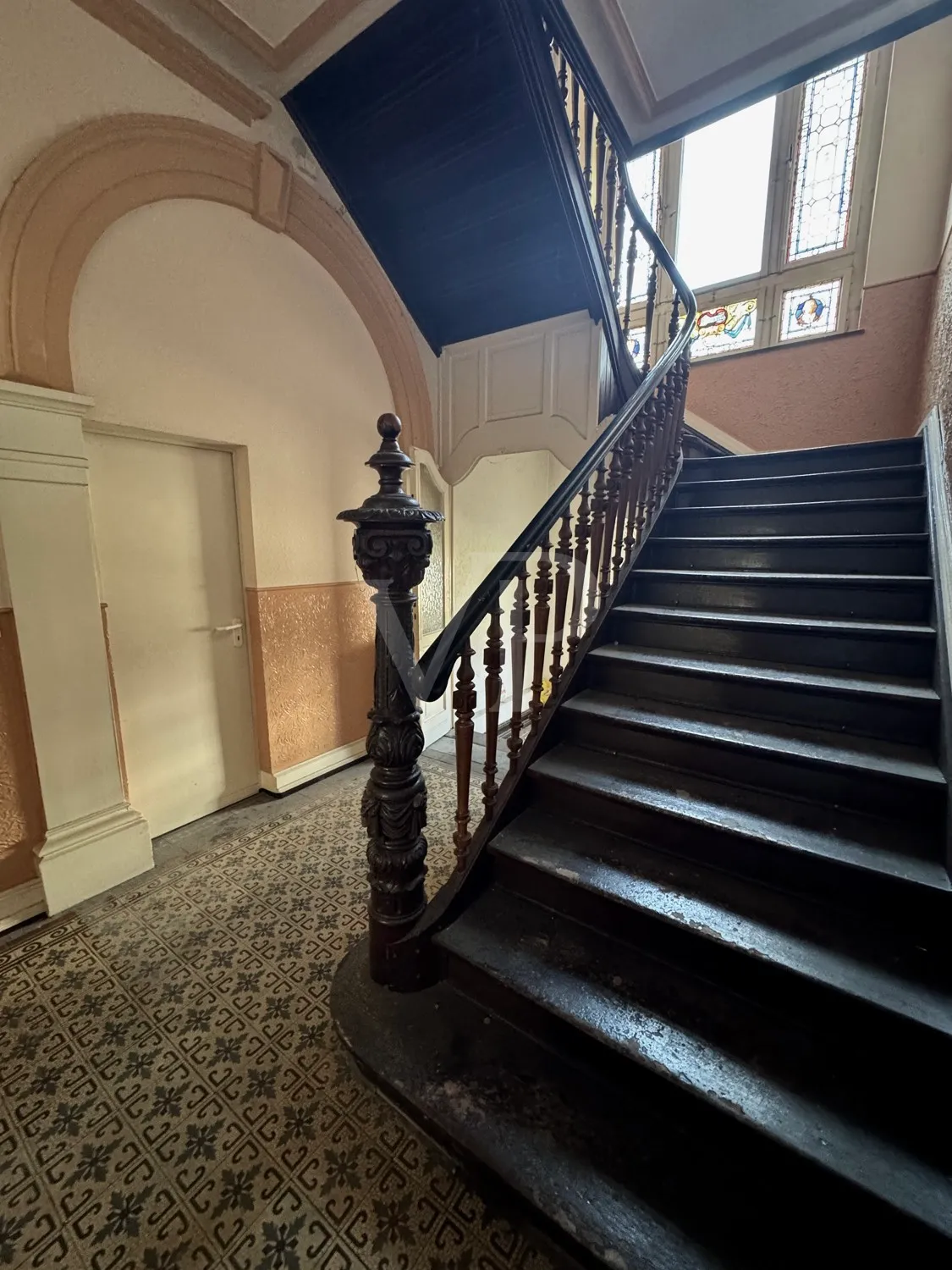 Elegante Villa mit zeitlosem Charme und großzügigem Garten/Parkplatz