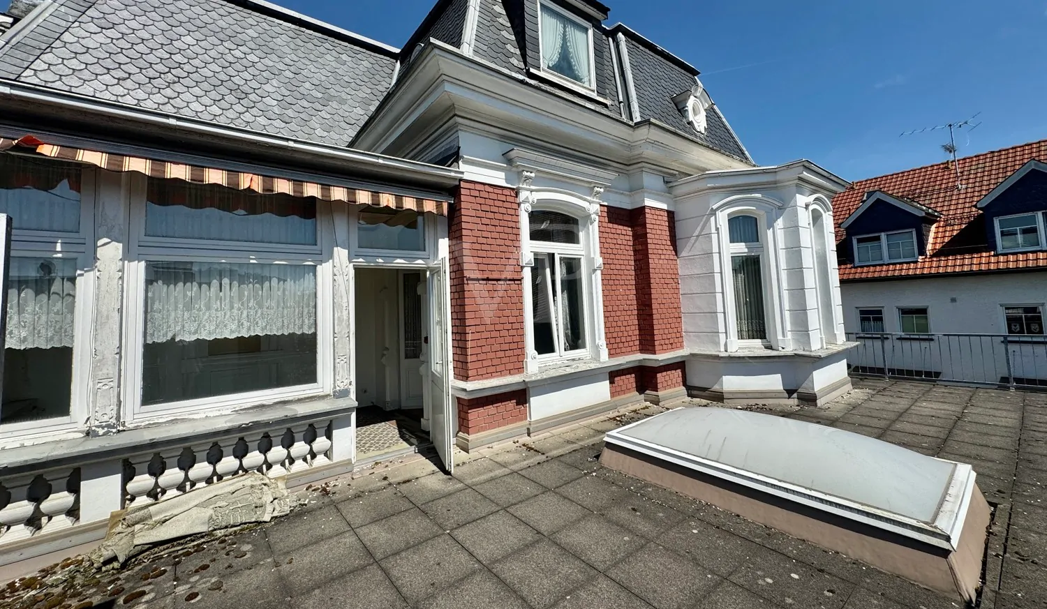 Elegante Villa mit zeitlosem Charme und großzügigem Garten/Parkplatz