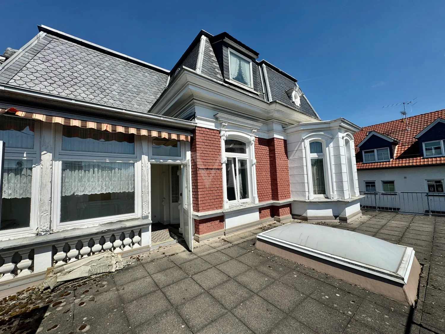 Elegante Villa mit zeitlosem Charme und großzügigem Garten/Parkplatz