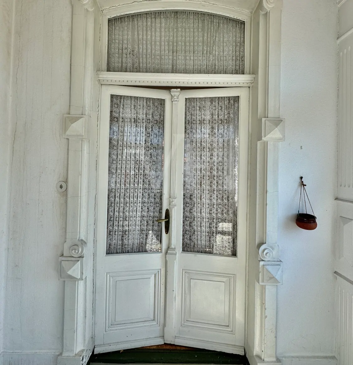 Elegante Villa mit zeitlosem Charme und großzügigem Garten/Parkplatz