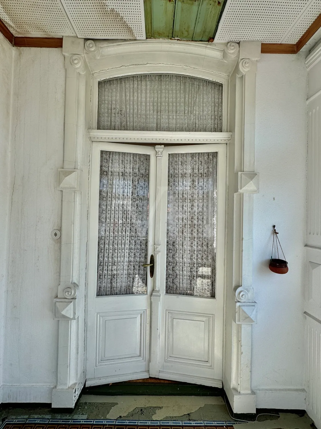 Elegante Villa mit zeitlosem Charme und großzügigem Garten/Parkplatz