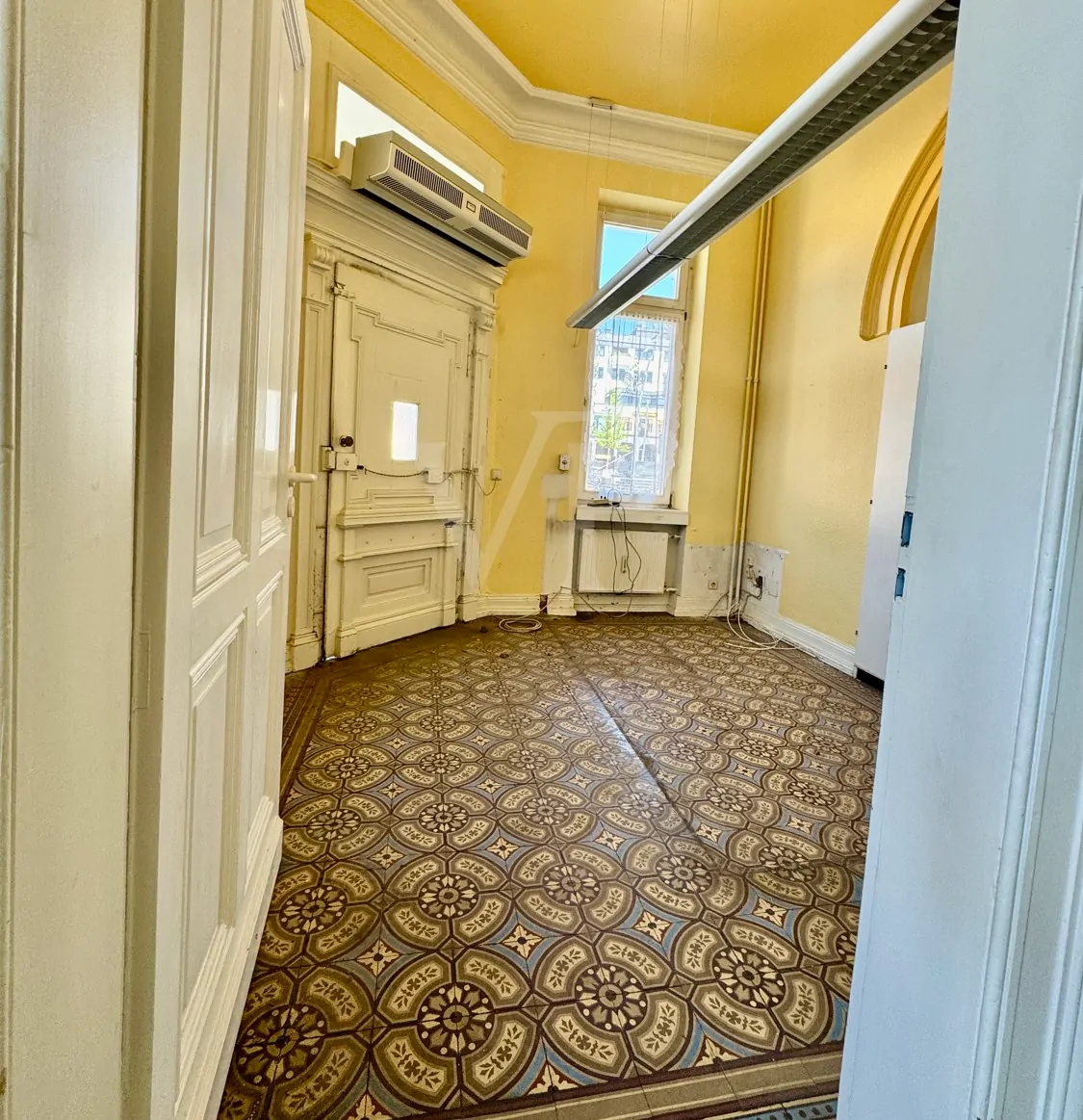 Elegante Villa mit zeitlosem Charme und großzügigem Garten/Parkplatz