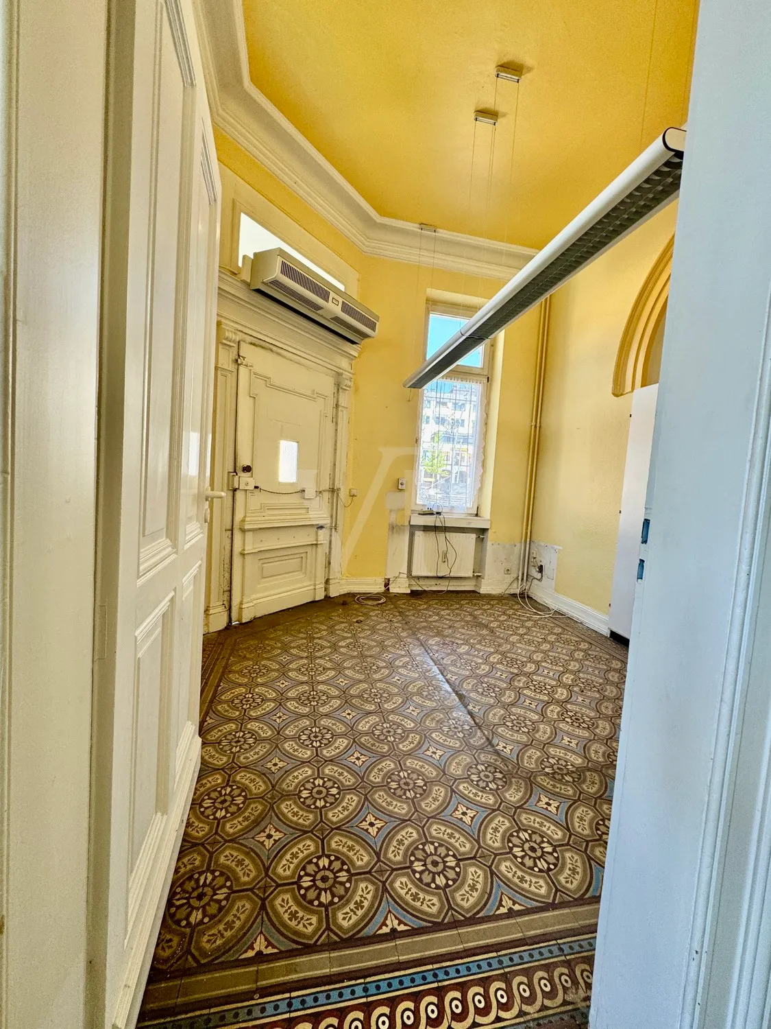 Elegante Villa mit zeitlosem Charme und großzügigem Garten/Parkplatz