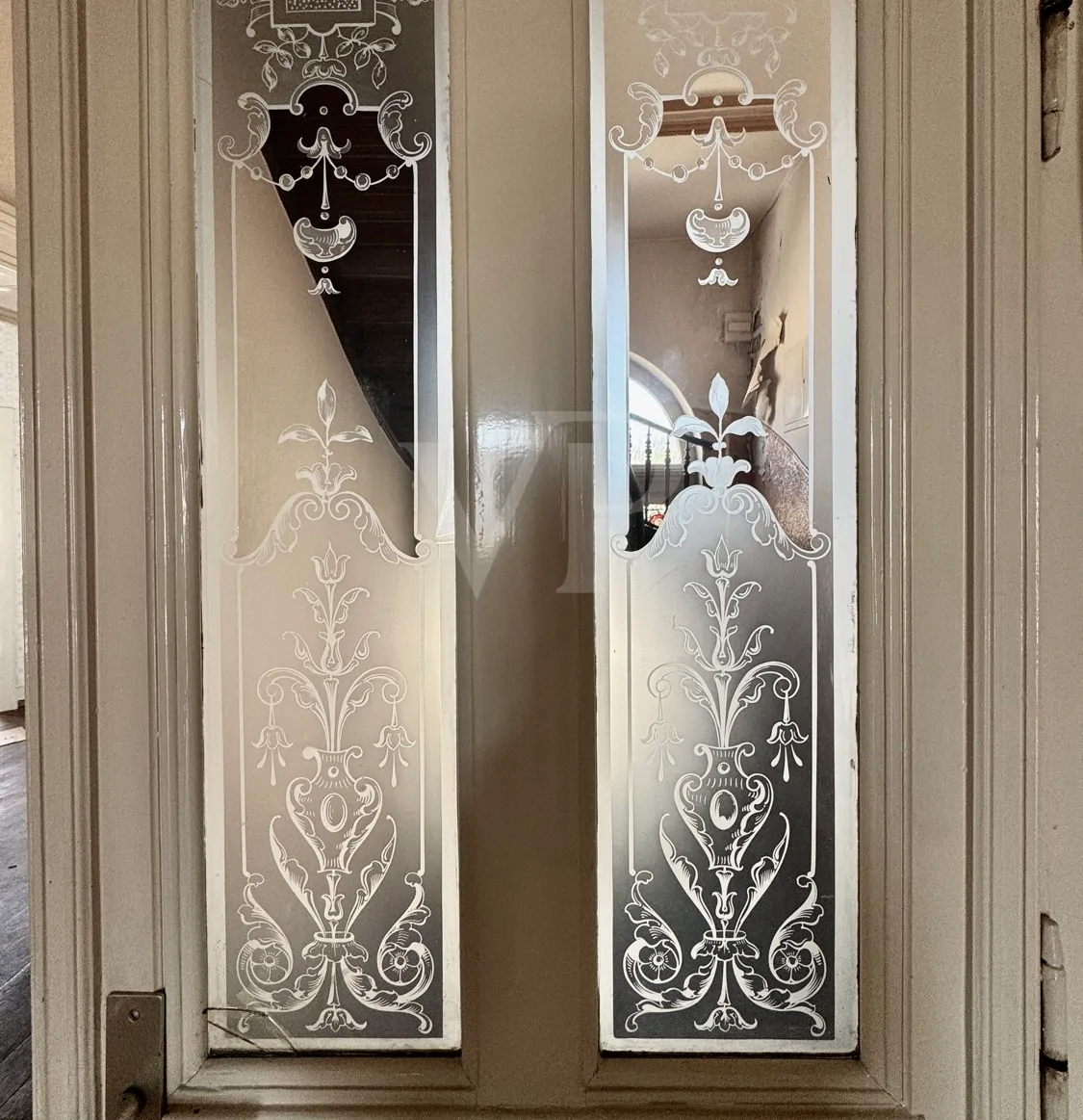 Elegante Villa mit zeitlosem Charme und großzügigem Garten/Parkplatz