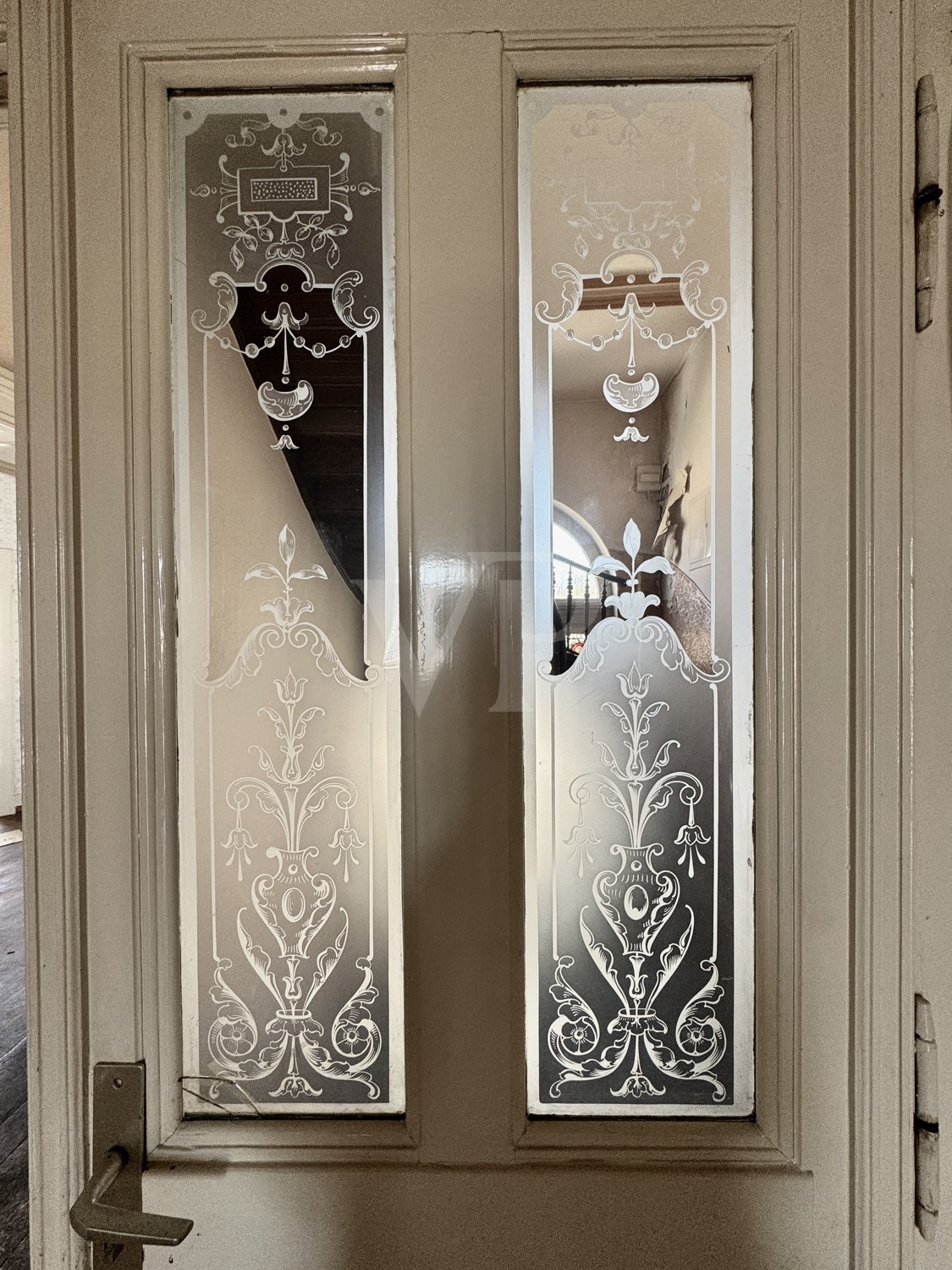 Elegante Villa mit zeitlosem Charme und großzügigem Garten/Parkplatz