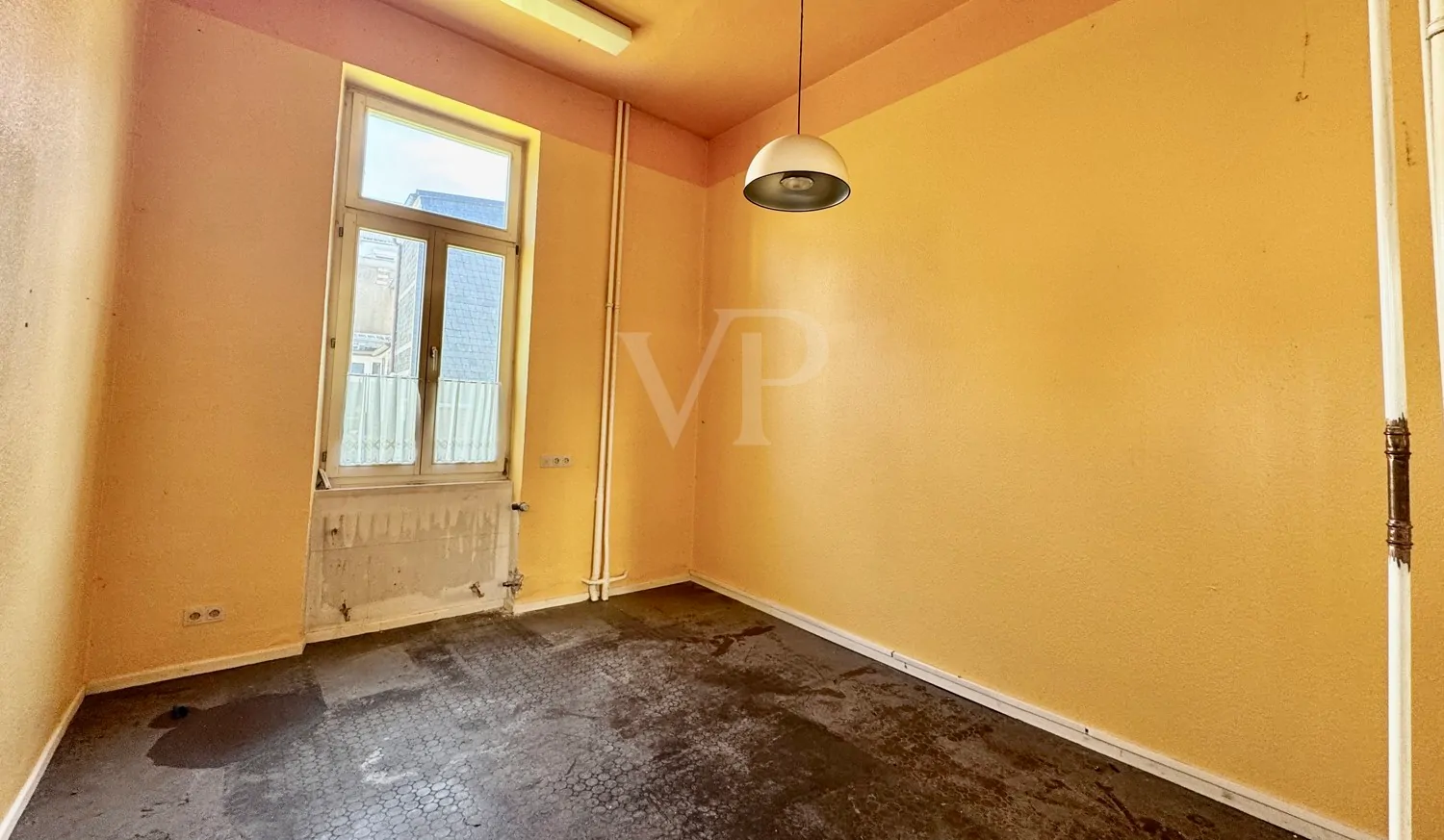 Elegante Villa mit zeitlosem Charme und großzügigem Garten/Parkplatz