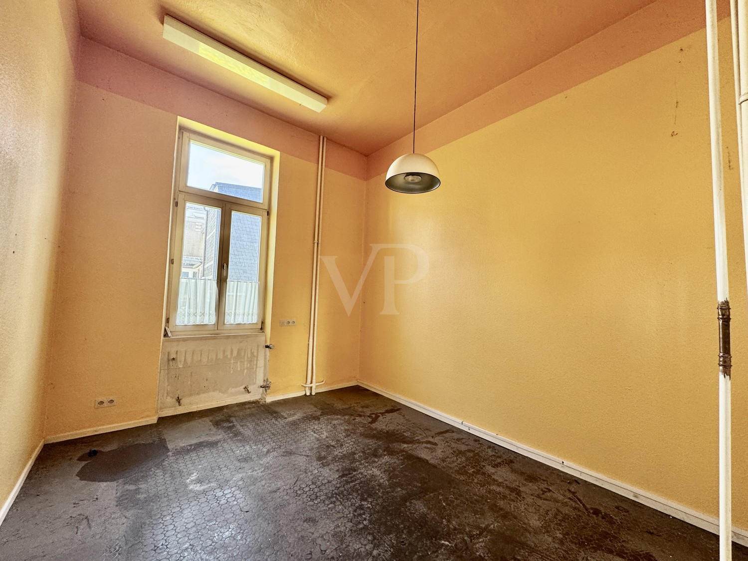 Elegante Villa mit zeitlosem Charme und großzügigem Garten/Parkplatz