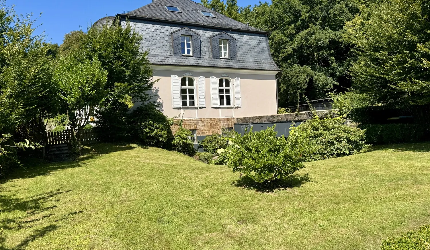 Historisch einzigartige Villa komplett saniert im Bergischen