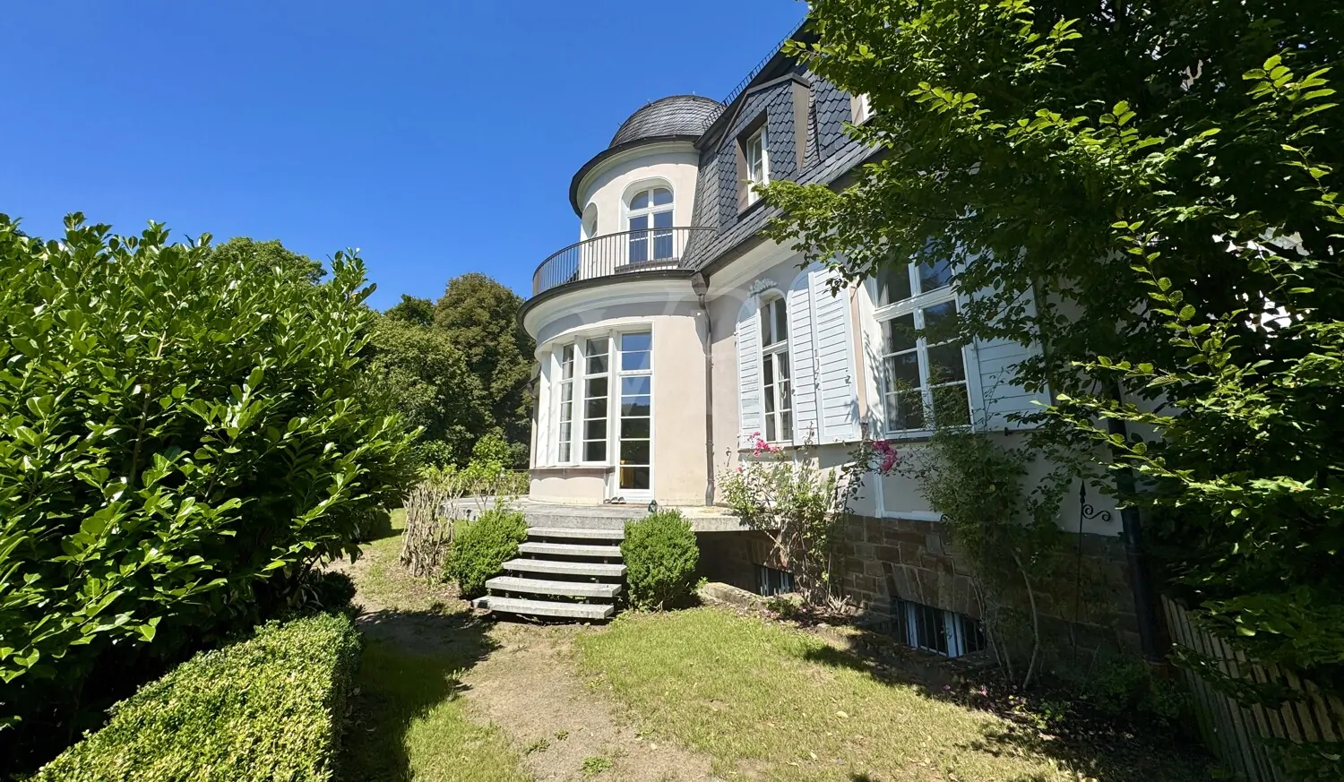 Historisch einzigartige Villa komplett saniert im Bergischen