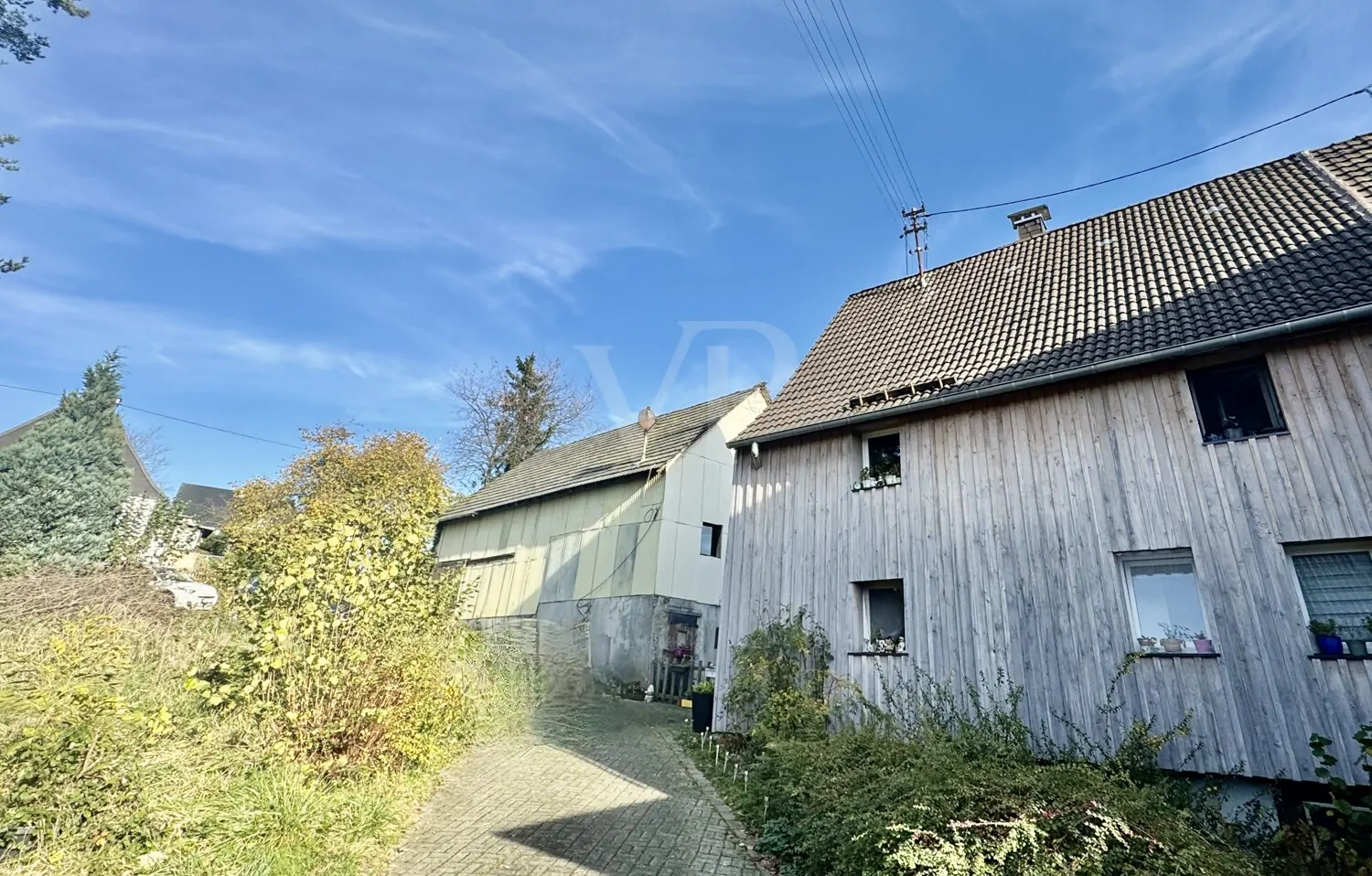 Historische Scheune auf großem Baugrundstück