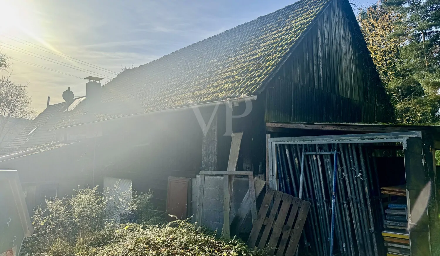 Historische Scheune auf großem Baugrundstück