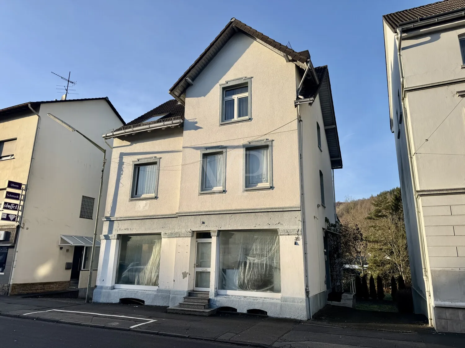 Zweifamilienhaus mit Geschäftslokal