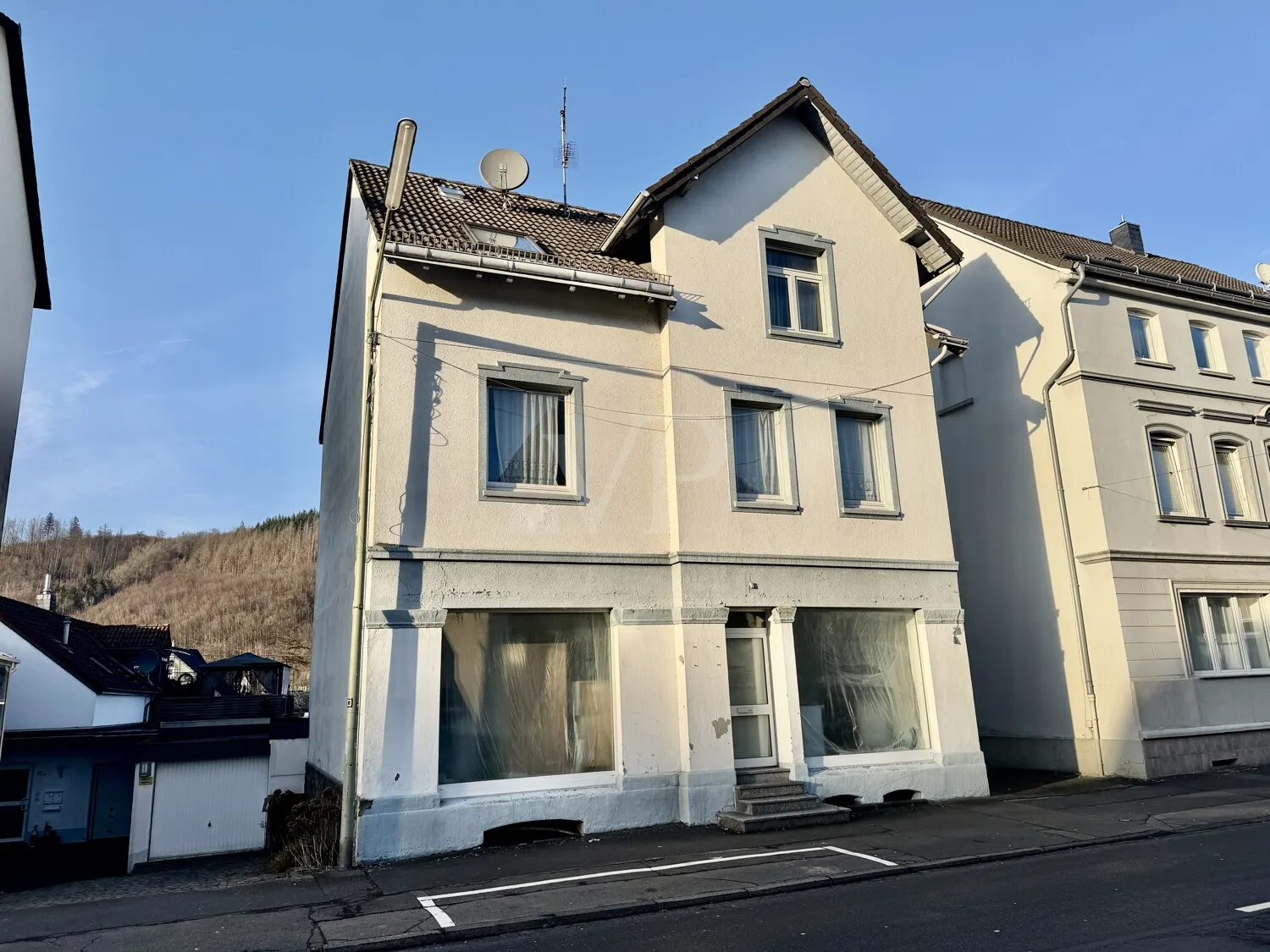 Zweifamilienhaus mit Geschäftslokal