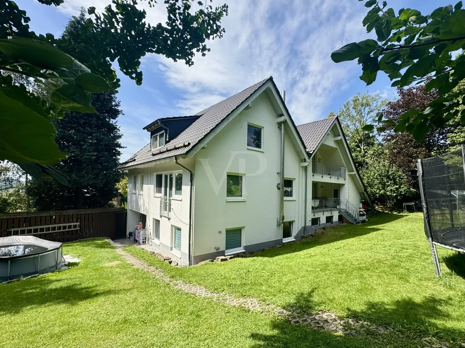 MEHRGENERATIONENHAUS MIT PARKÄHNLICHEM GRUNDSTÜCK