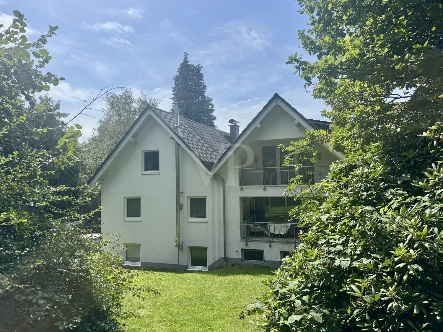 MEHRGENERATIONENHAUS MIT PARKÄHNLICHEM GRUNDSTÜCK