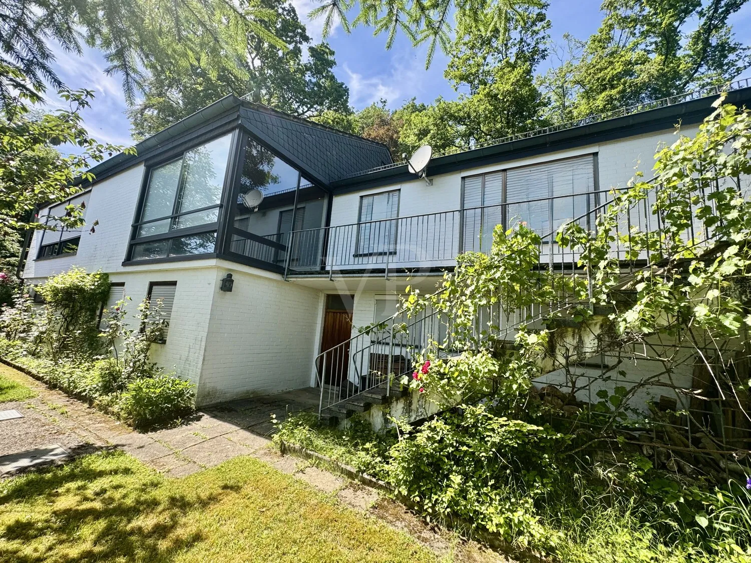 Architektonische Villa mit Seltenheitswert und außergewöhnlichem Grundstückspotenzial
