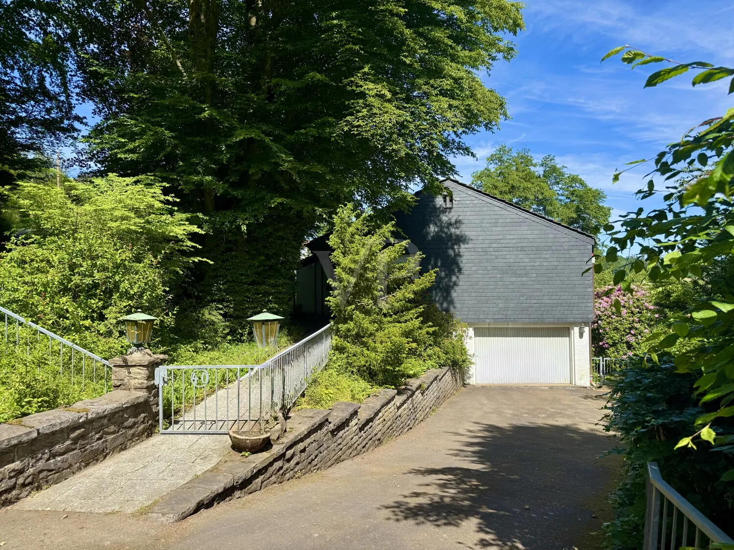 Architektonische Villa mit Seltenheitswert und außergewöhnlichem Grundstückspotenzial