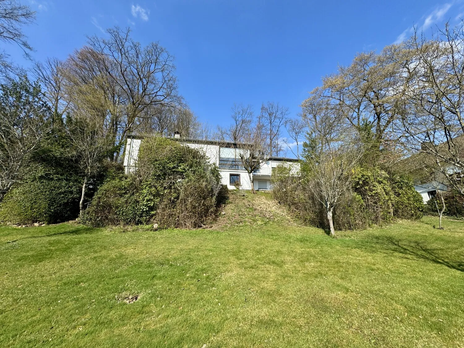 Architektonische Villa mit Seltenheitswert und außergewöhnlichem Grundstückspotenzial