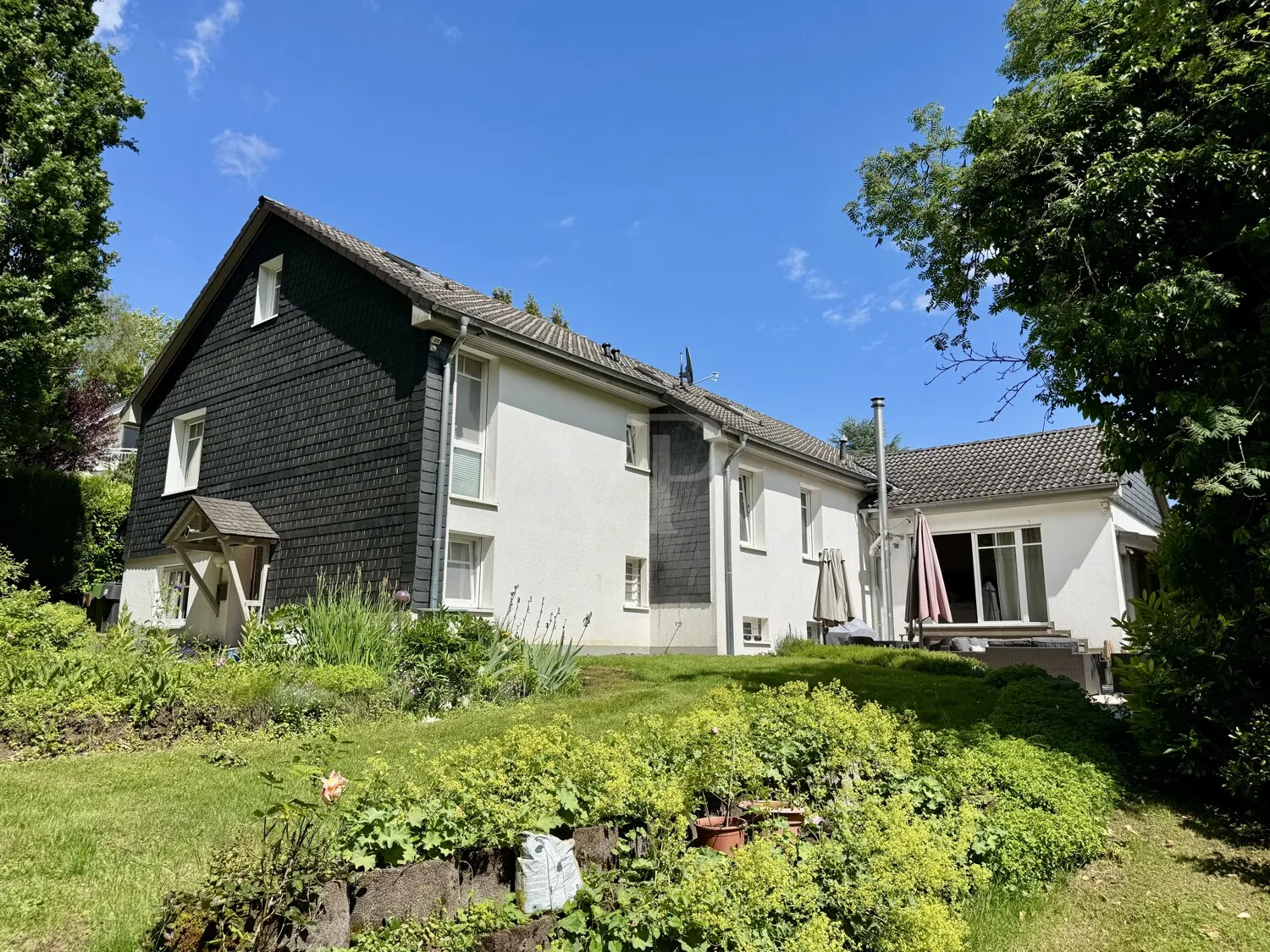 Modernes Einfamilienhaus mit Einliegerwohnung in begehrter Wohnlage von Wiehl