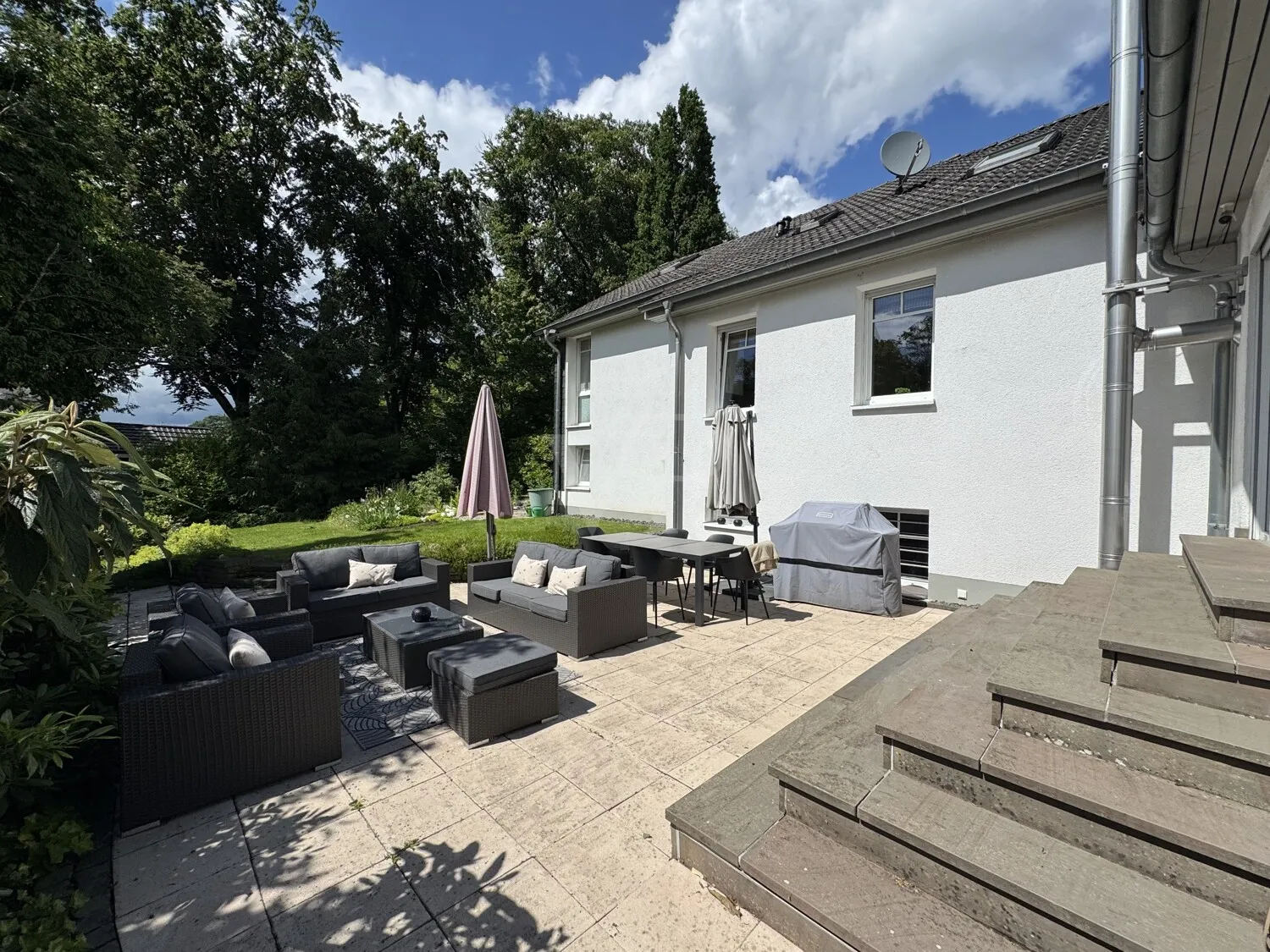 Modernes Einfamilienhaus mit Einliegerwohnung in begehrter Wohnlage von Wiehl