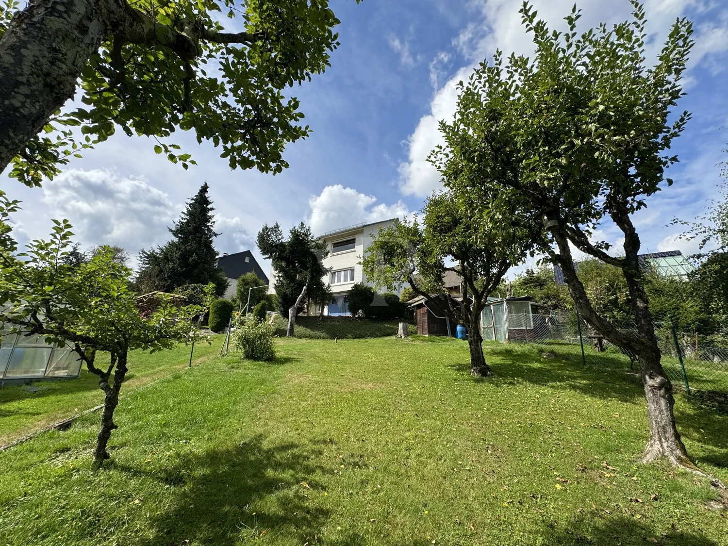 Zweifamilienhaus mit traumhaft großem Grundstück und Bauland in Klärung
