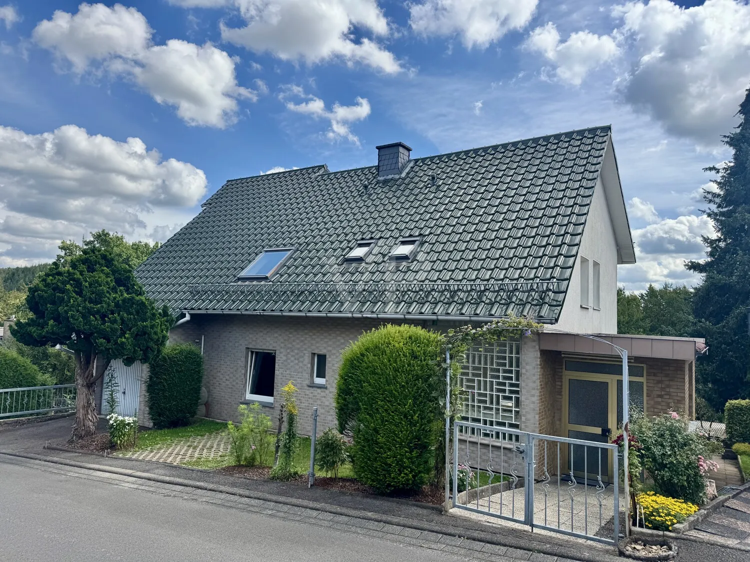 Zweifamilienhaus mit traumhaft großem Grundstück und Bauland in Klärung