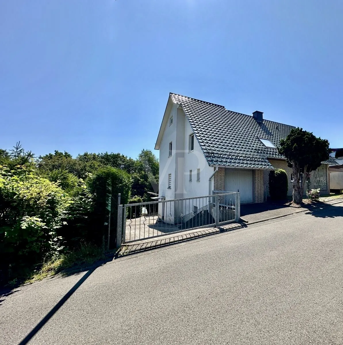 Zweifamilienhaus mit traumhaft großem Grundstück und Bauland in Klärung