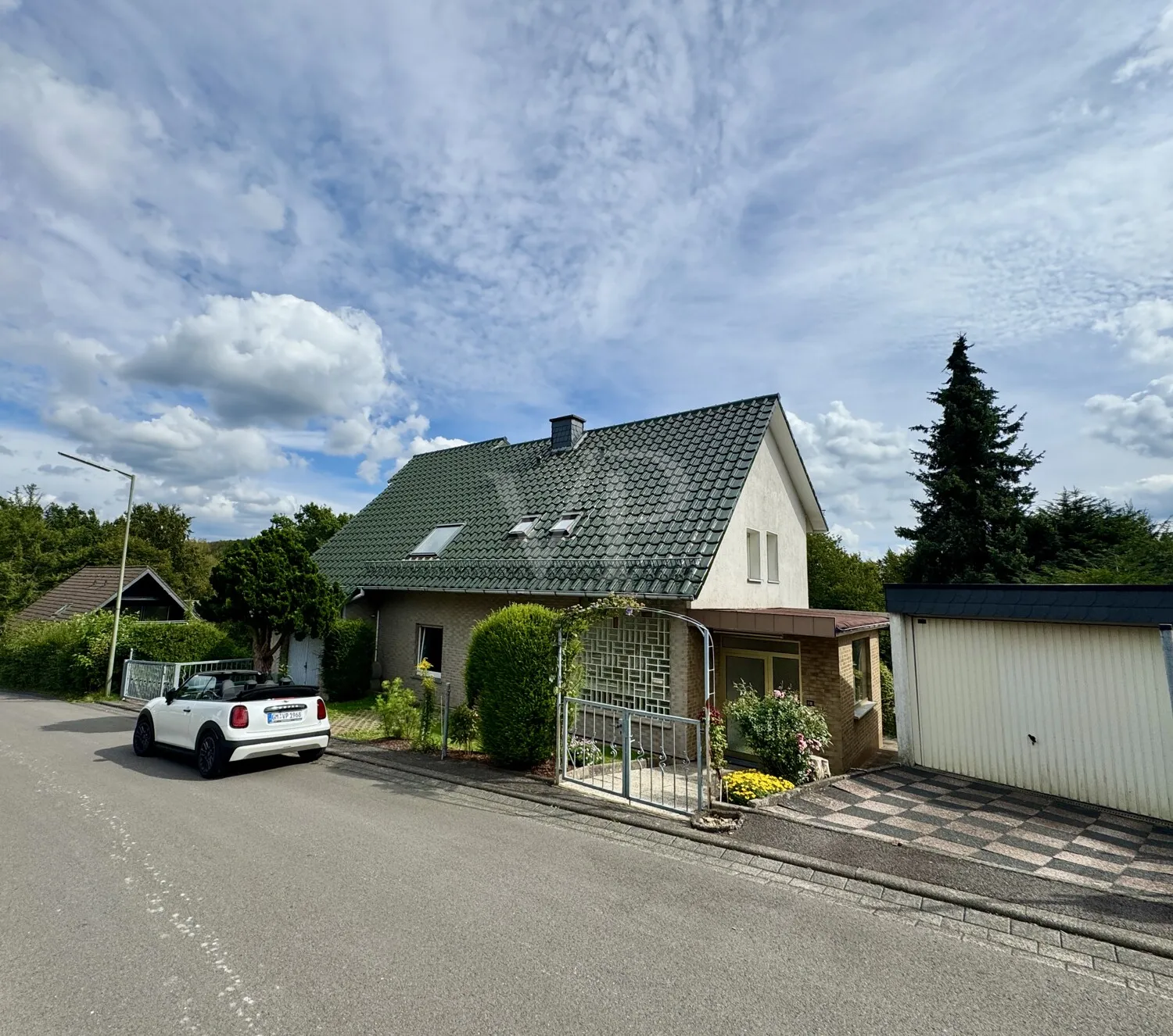 Zweifamilienhaus mit traumhaft großem Grundstück und Bauland in Klärung