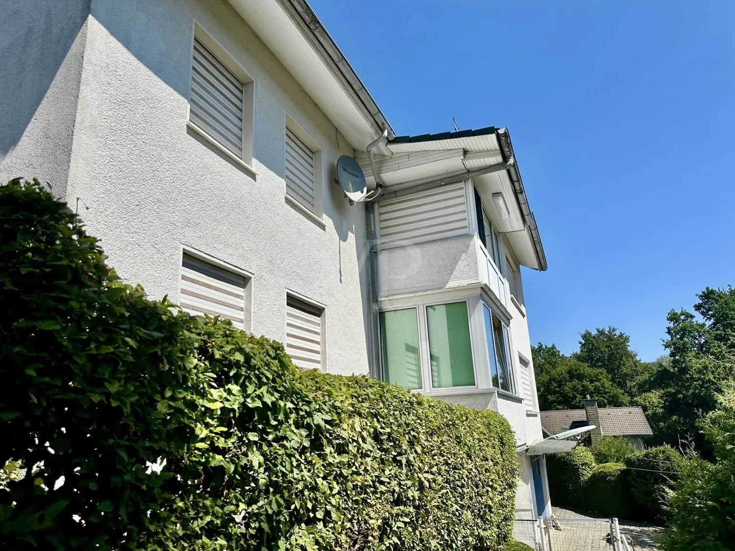 Zweifamilienhaus mit traumhaft großem Grundstück und Bauland in Klärung