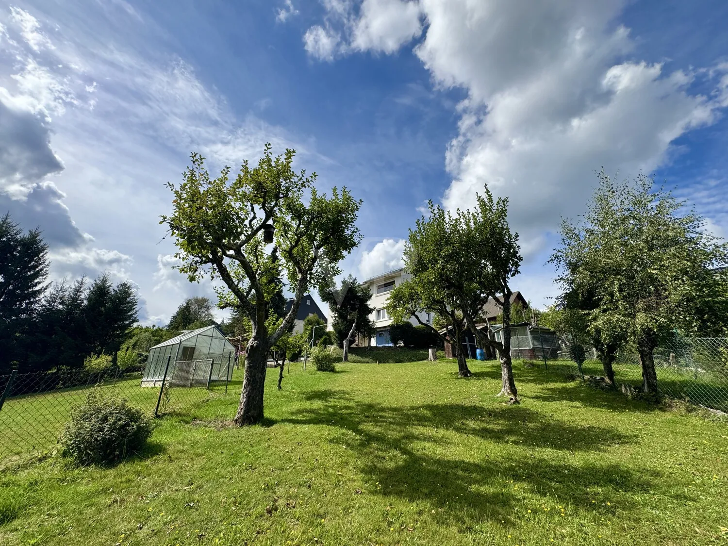 Zweifamilienhaus mit traumhaft großem Grundstück und Bauland in Klärung
