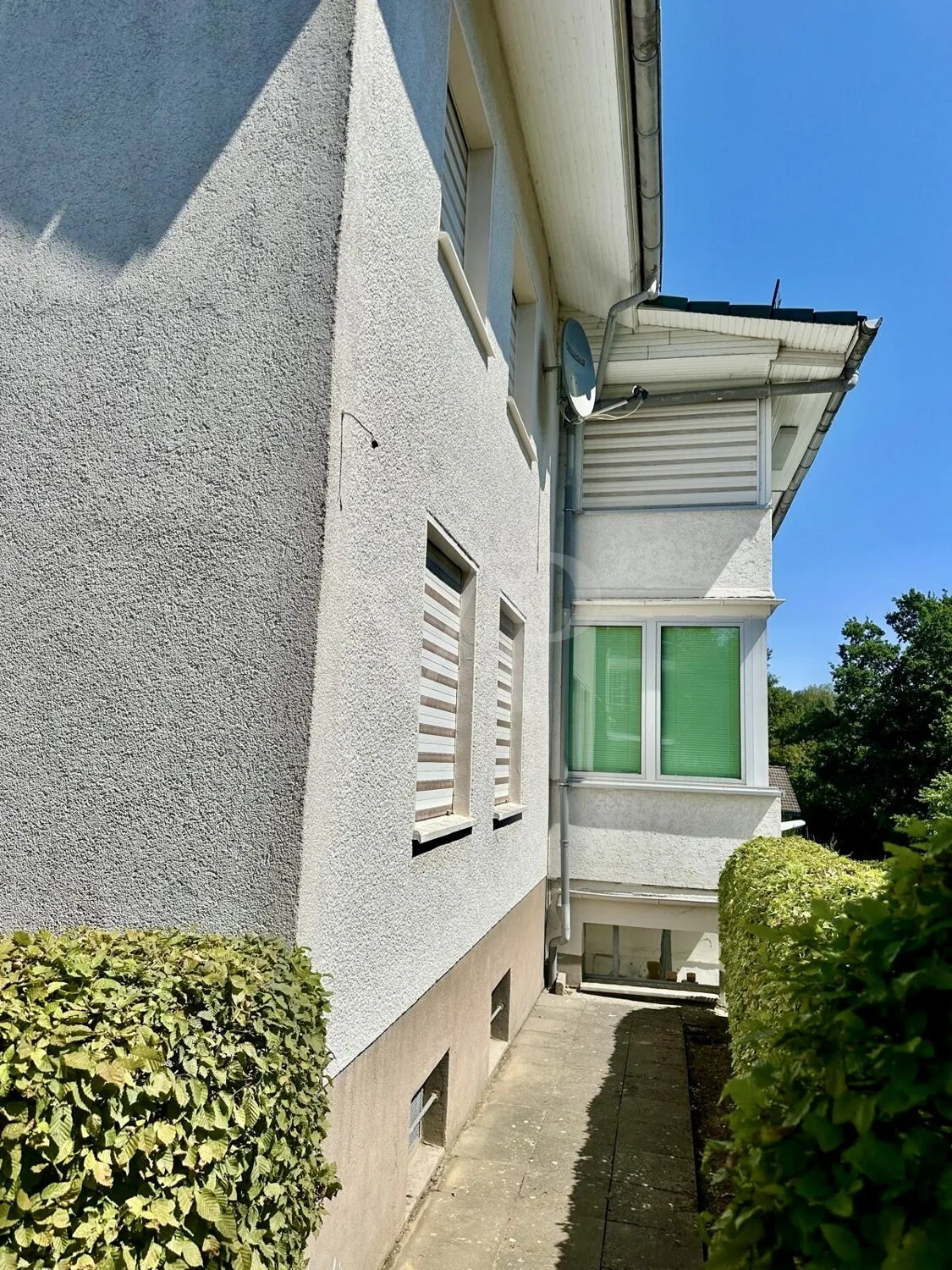 Zweifamilienhaus mit traumhaft großem Grundstück und Bauland in Klärung