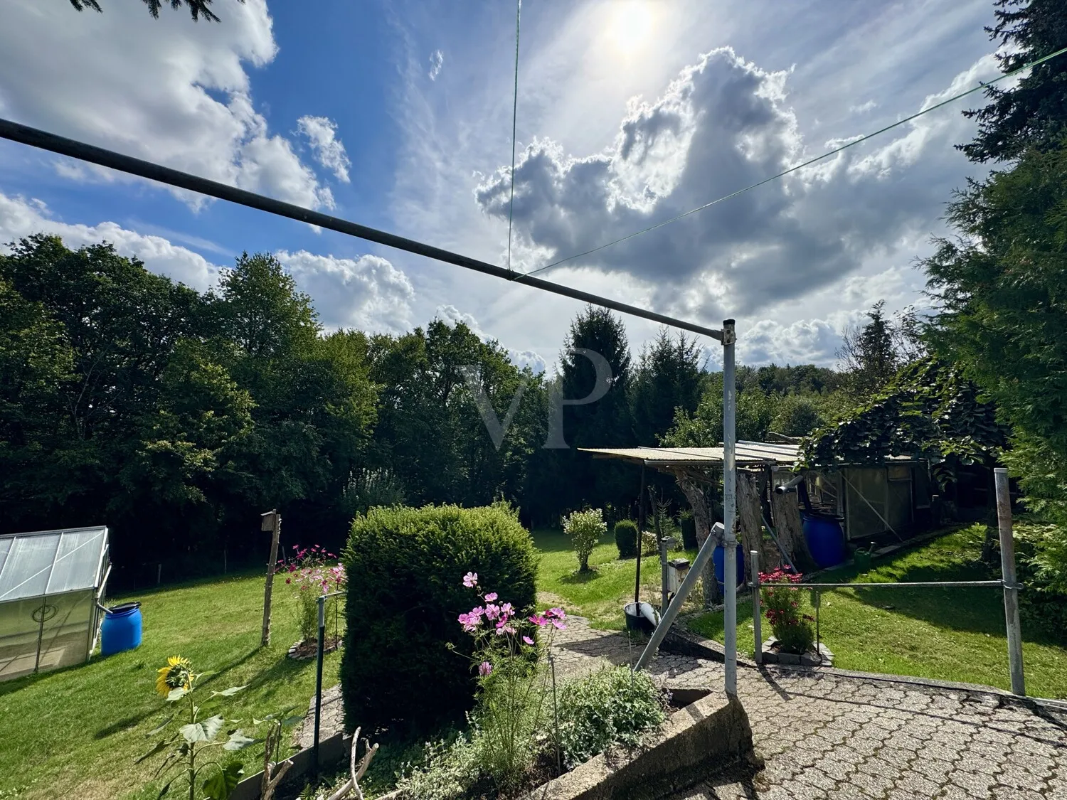 Zweifamilienhaus mit traumhaft großem Grundstück und Bauland in Klärung