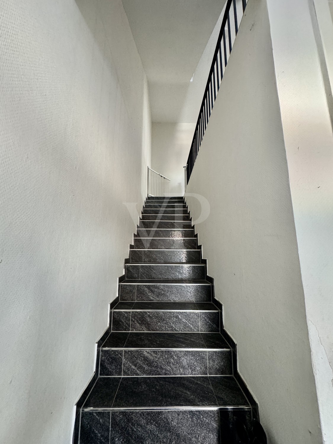 Gewerbeobjekt und Wohnhaus in zentraler Lage: Investitionsmöglichkeit mit Potenzial