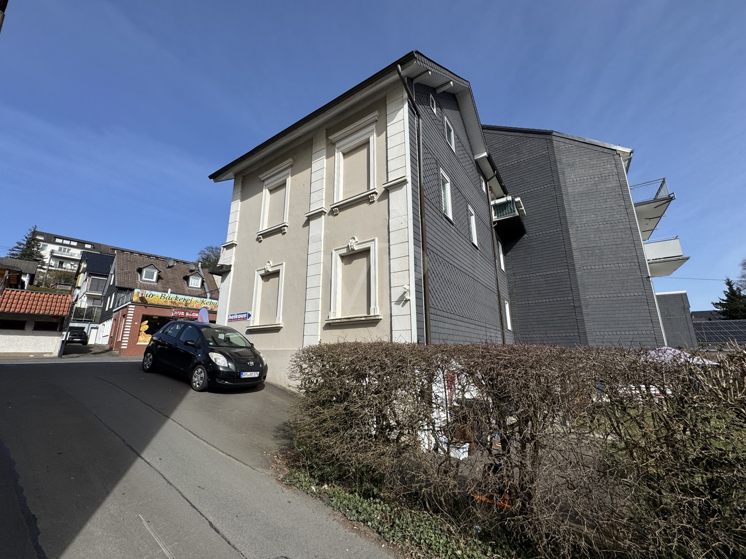 Gewerbeobjekt und Wohnhaus in zentraler Lage: Investitionsmöglichkeit mit Potenzial