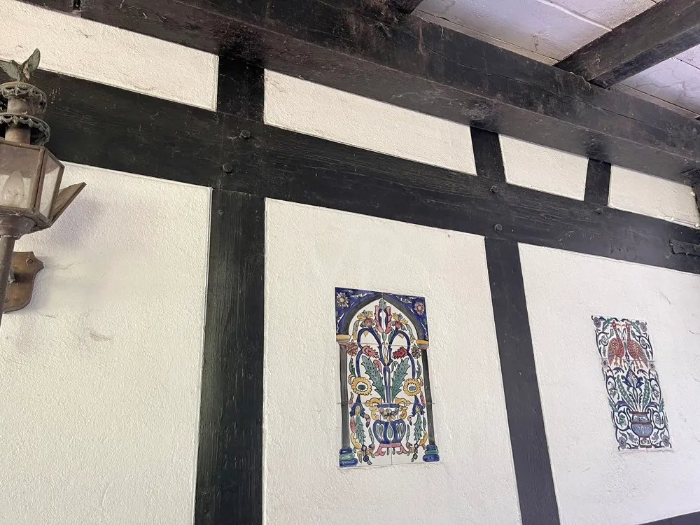 Casa a graticcio unica nel suo genere, tutelata come monumento storico, al confine con Wiehl