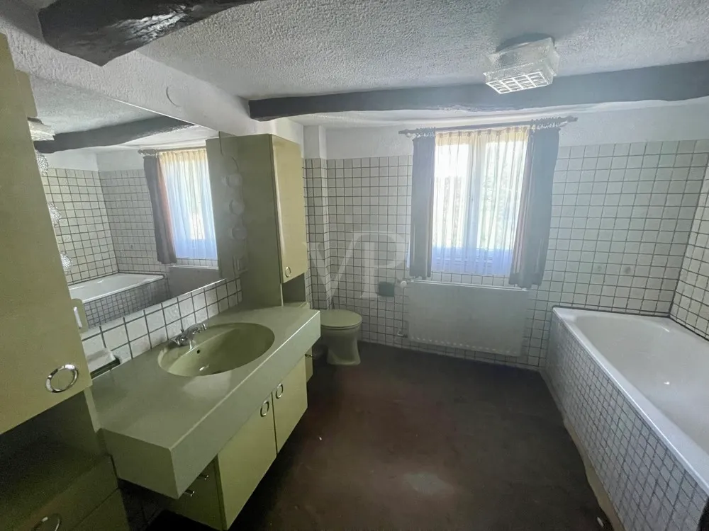 Casa a graticcio unica nel suo genere, tutelata come monumento storico, al confine con Wiehl