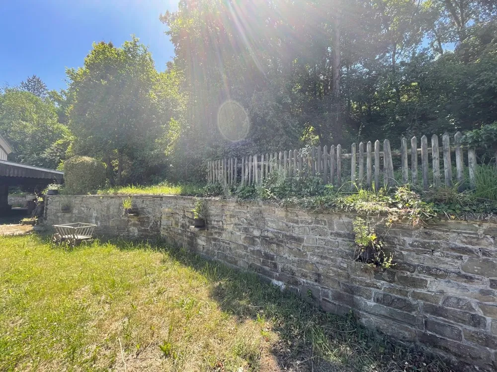 Casa a graticcio unica nel suo genere, tutelata come monumento storico, al confine con Wiehl