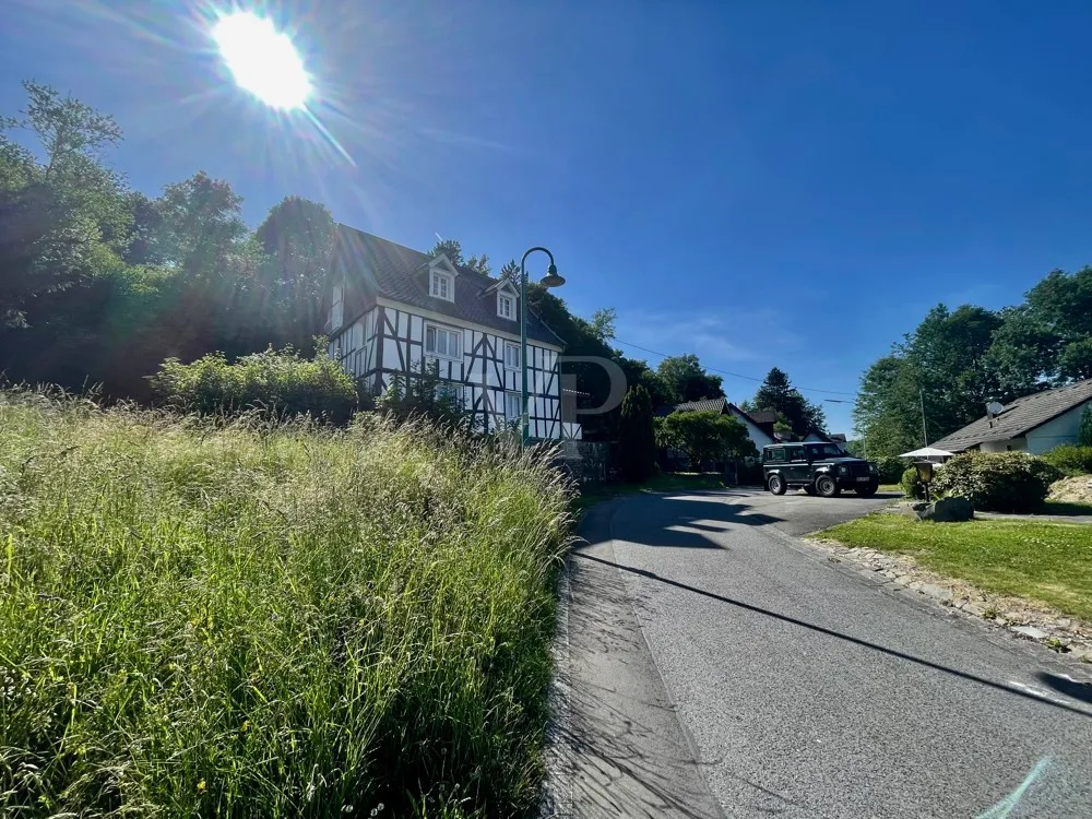 Casa a graticcio unica nel suo genere, tutelata come monumento storico, al confine con Wiehl