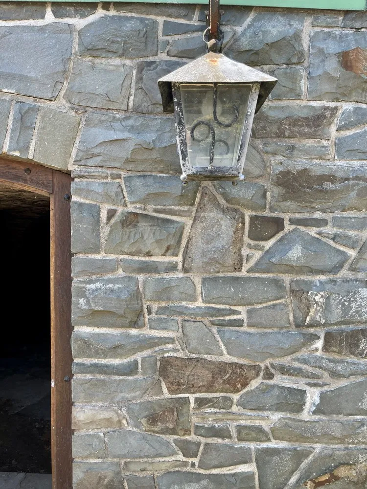 Casa a graticcio unica nel suo genere, tutelata come monumento storico, al confine con Wiehl