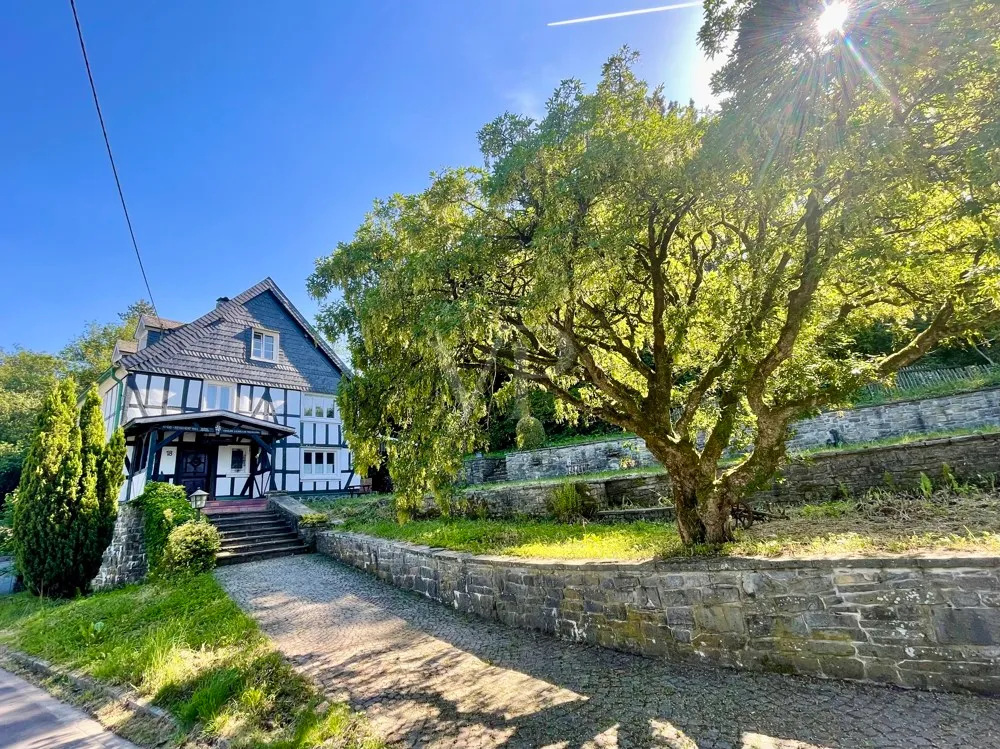 Casa a graticcio unica nel suo genere, tutelata come monumento storico, al confine con Wiehl