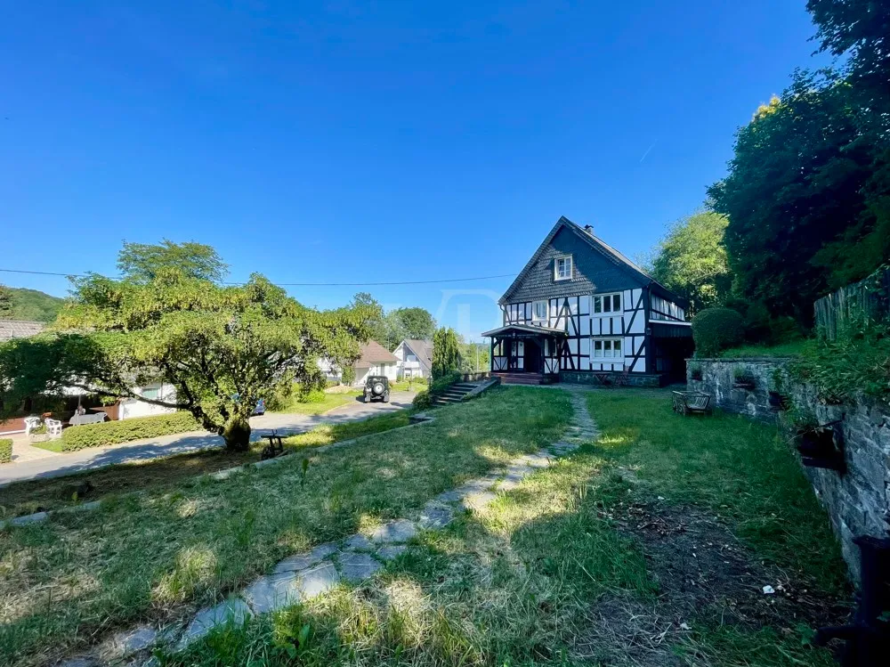 Casa a graticcio unica nel suo genere, tutelata come monumento storico, al confine con Wiehl