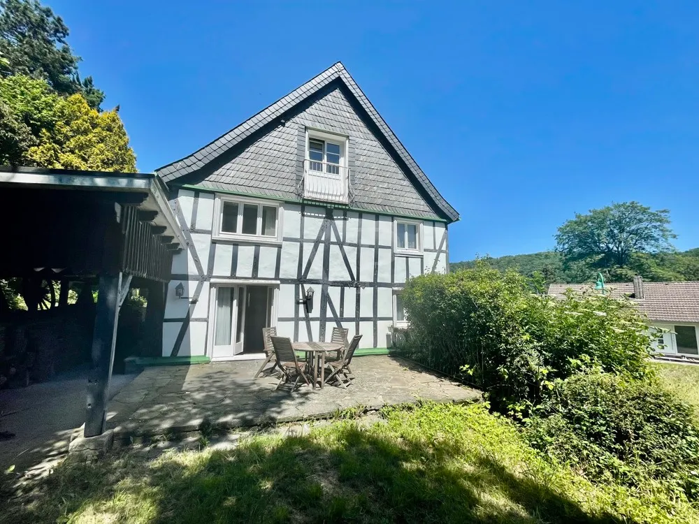 Casa a graticcio unica nel suo genere, tutelata come monumento storico, al confine con Wiehl