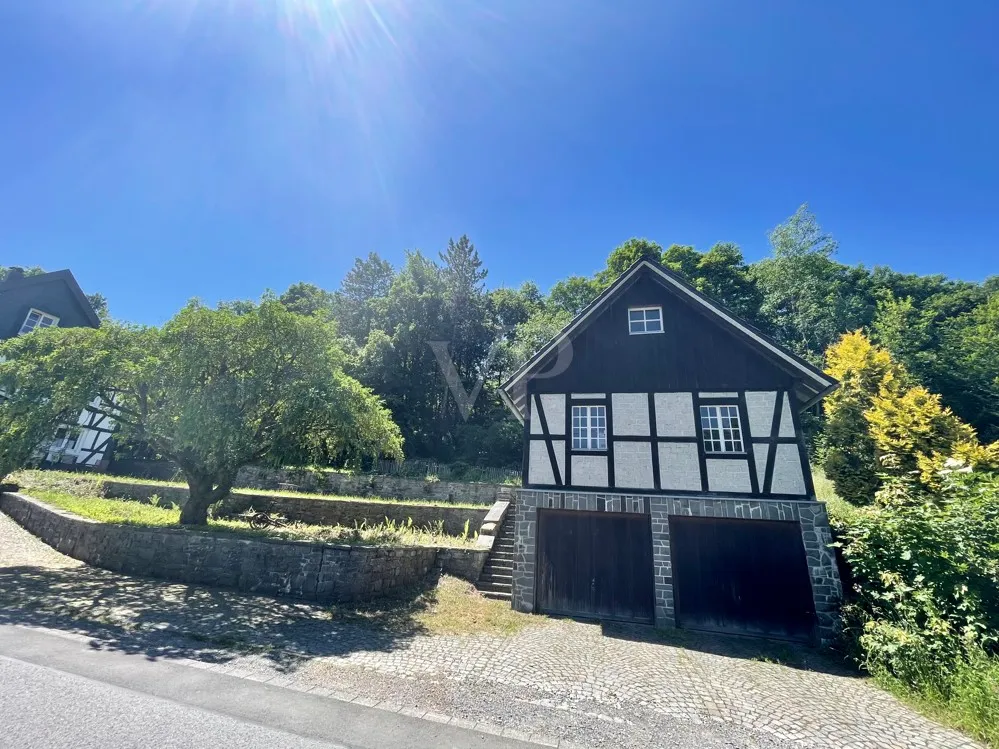 Casa a graticcio unica nel suo genere, tutelata come monumento storico, al confine con Wiehl