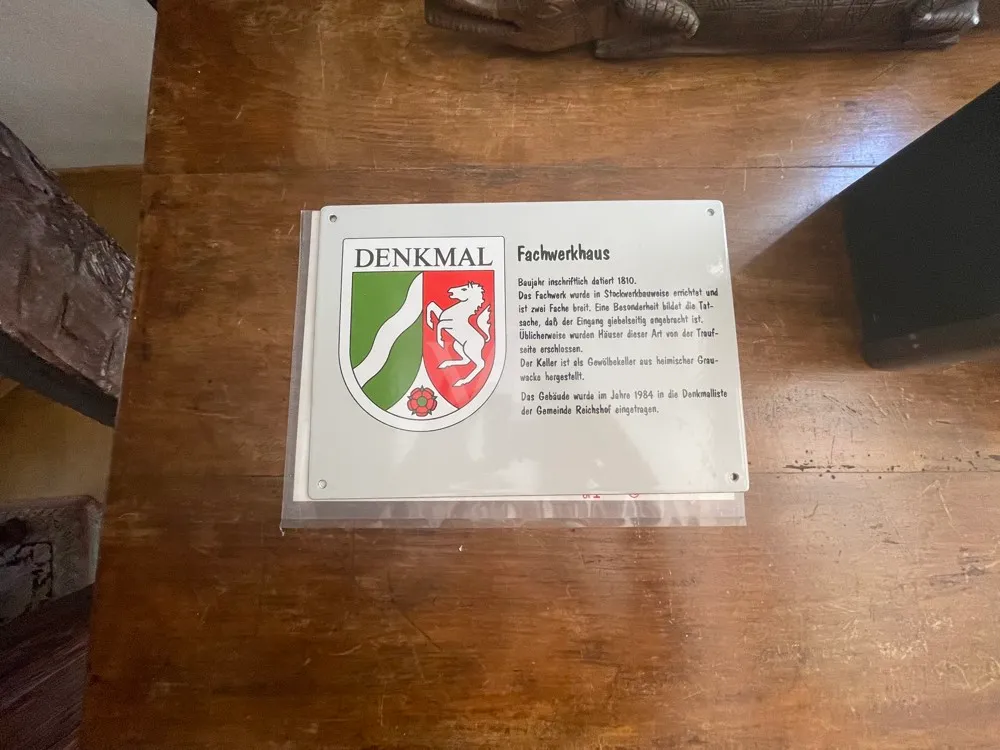 Casa a graticcio unica nel suo genere, tutelata come monumento storico, al confine con Wiehl