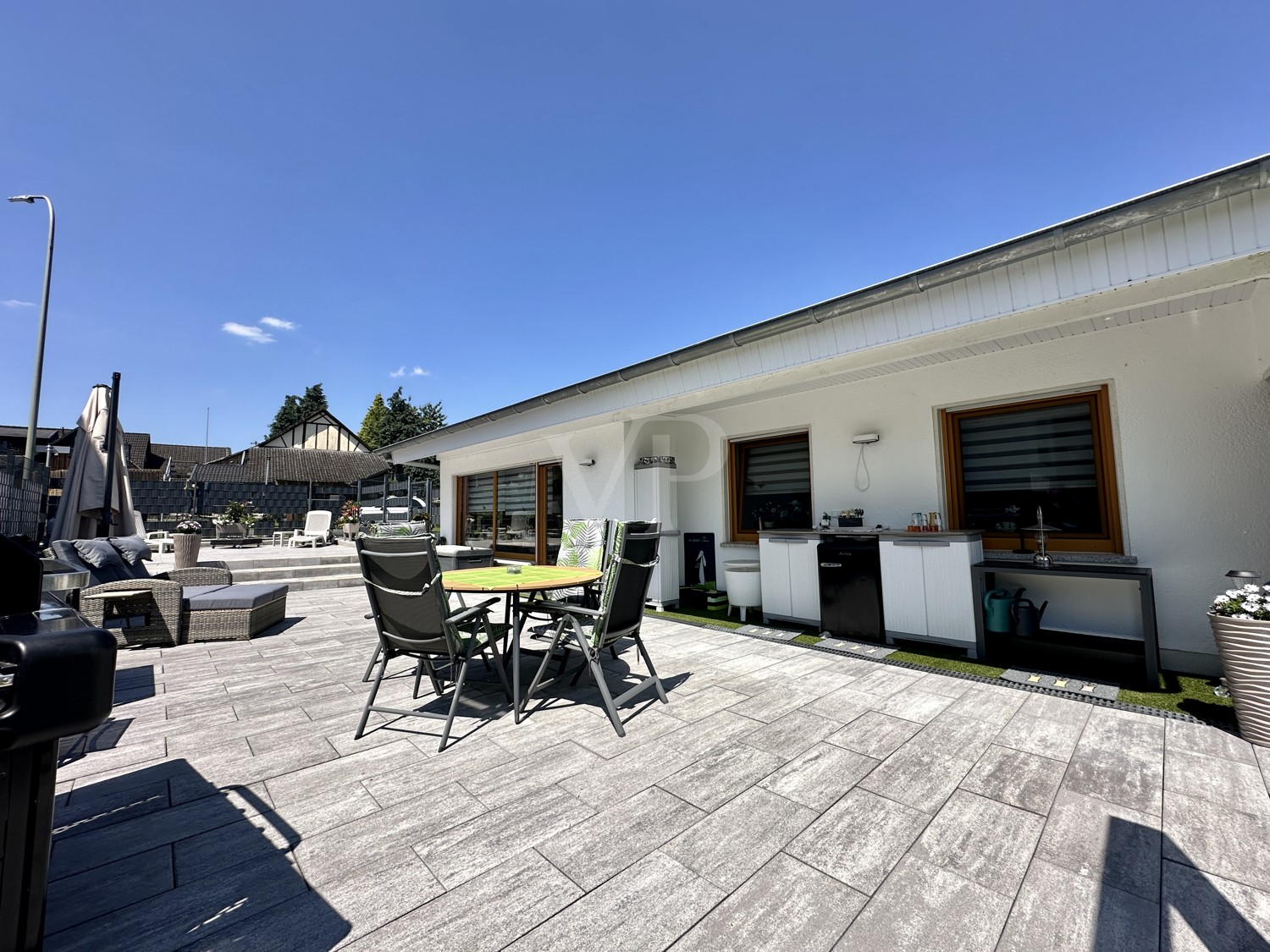 Moderner Bungalow mit großem Carport und Garage