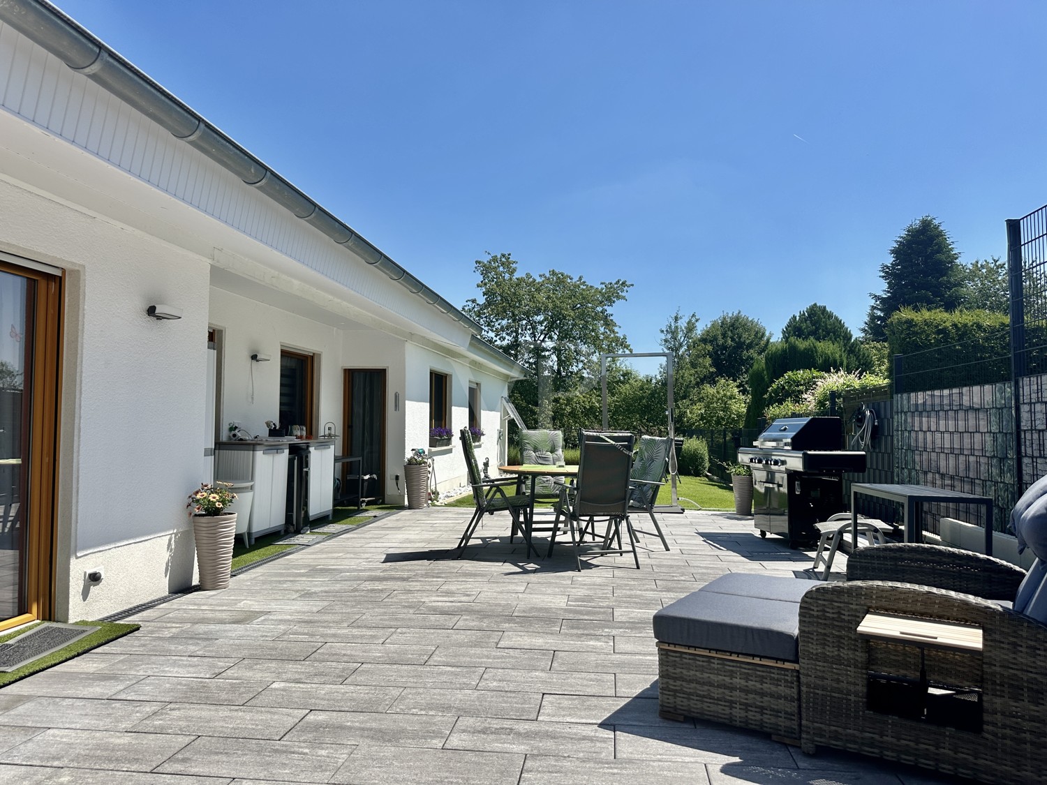 Moderner Bungalow mit großem Carport und Garage