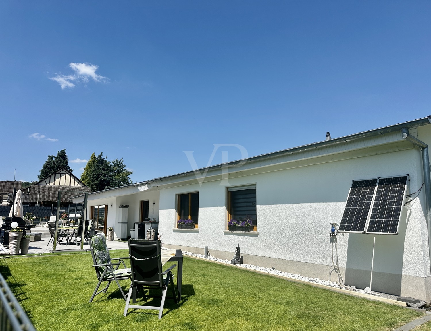 Moderner Bungalow mit großem Carport und Garage