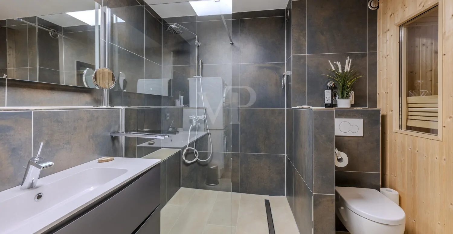 En-suite Badezimmer mit Sauna