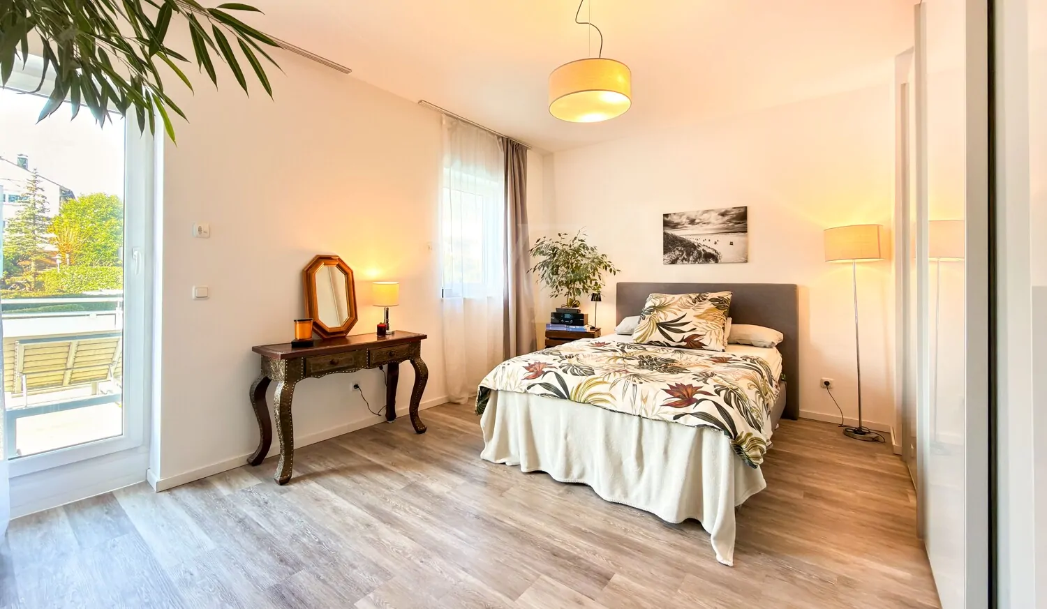 Schlafzimmer 1 im Obergeschoss mit Balkon